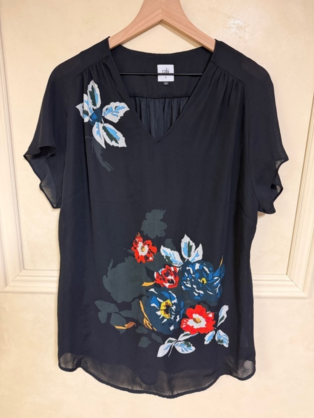 CAbi Fiore Style #5020 Black Short Sleeve Floral Print V-Neck Tunic Top Large